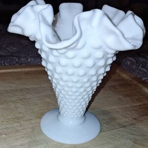Elegant White Fenton Hobnail Vase